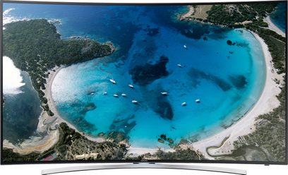 Samsung UE65H8000 buet TV der viser en tropisk bugt med turkisblåt vand, ankrede både og hvide sandstrande