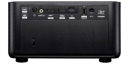 Zadní strana černého plastového projektoru, porty HDMI 1/2 eARC, USB‑C, USB‑A, výstup na 3,5mm audio, vstup DC