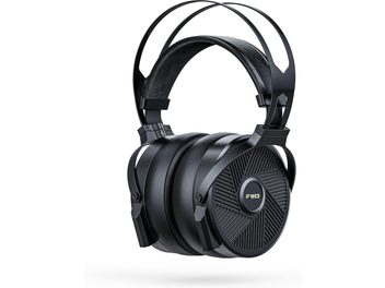 FiiO FT5 fekete vezetékes nyitott hifi fejhallgató, fém szerkezetű, kettős íves fejpánttal, vastag műbőr fülpárnákkal és radiális rácsos házakkal, háromnegyedes nézetben