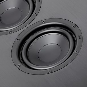 Innebygd subwoofer PMC Ci140 sub, nærbilde forfra, to svarte sirkulære høyttalere i et grått metallkabinett