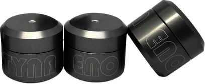 Set aus drei zylindrischen Aktyna ENO Anti-Vibrationsdämpfern aus anthrazitgrauem Metall mit matter Oberfläche, abgeschrägtem Oberteil mit kleinem zentralen Loch und kontrastierend eingravierter Beschriftung, leicht von vorne in Perspektive aufgenommen