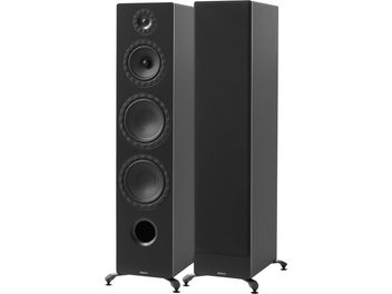 Boxe de podea Elipson Prestige Facet II 24F negru mat din lemn, vedere din unghi de trei sferturi, una fără grilă, dezvăluind tweeter-ul cu fațete, difuzorul de medii, două woofere, port bass-reflex frontal și bază metalică cu picioare, cealaltă echipată cu o grilă acustică detașabilă
