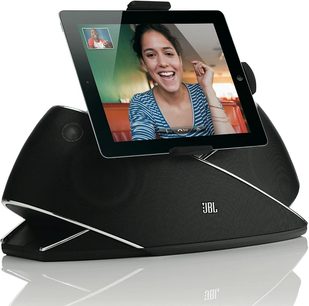 Sort JBL On Beat Xtreme X-formet dockingstation med tabletholder, der viser et smilende kvindeligt ansigt