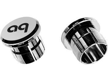 Due tappi antirumore Audioquest in metallo cromato lucido per uscita XLR, visti di fronte e di lato