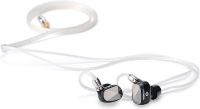 To svarte Astell&Kern Pathfinder in-ear hodetelefoner med gjennomsiktige øreplugger, koblet sammen med en hvit kabel
