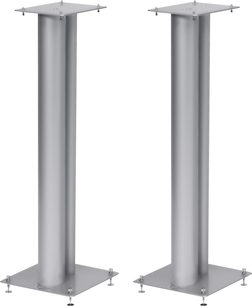 To Norstone Design Stylum 3 høyttalerstativer i sateng sølv, sylindriske, kvadratisk base, på hvit bakgrunn