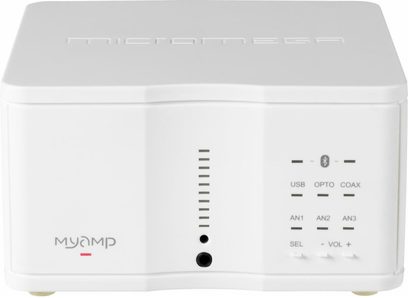 Hvid Micromega MyAmp stereo hi-fi-forstærker, frontpanel, frontvisning. Hvid rektangulær kabinet med knapper, stik og indikatorlys