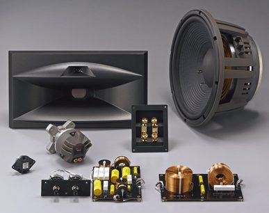 Afmonteret JBL Studio Monitor 4429 søjlehøjttaler, eksploderet visning af de indre komponenter, herunder højttalere og filtre