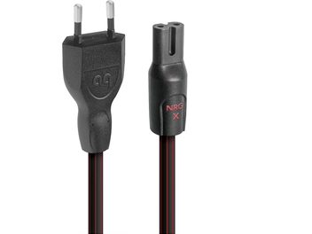 Audioquest NRG-X2 C7 2m tīkla barošanas kabelis melnā plastmasas apvalkā ar divām sarkanām joslām, ar divpolāru Eiropas spraudni un IEC C7 savienotāju, kas abi ir sarkani marķēti, no priekšpuses
