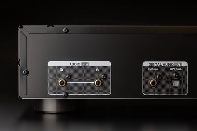 Denon DCD-900NE musta CD-soitin, etunäkymä, kaksi analogista ja digitaalista ääniliitäntää, musta metallirunko