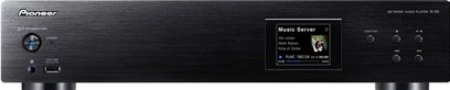 Pioneer N-30-K sort netværksaudioafspiller, set forfra, blåt display, knapper og stik synlige