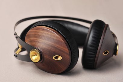 Lukket hi-fi hovedtelefon Meze Audio 99 Classics Valnød/Guld, set fra højre trekvartersvinkel, træørepuder, hovedbøjle og gyldne detaljer