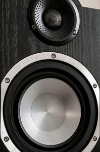 Taga Harmony Platinum B-40 V.3 sort bogreolhøjttaler, set forfra og fra siden, diskant og basenheder synlige