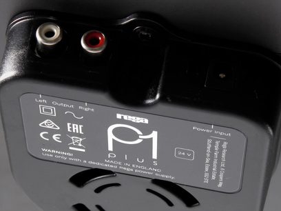 Rega Planar 1 Plus mattavalkoinen vinyylisoitin, takanäkymä punaisilla ja valkoisilla RCA-liitännöillä, virtaliitännällä ja virtakytkimellä