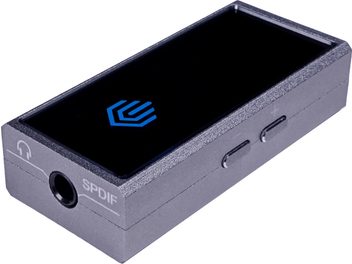 Przenośny przetwornik audio Nuprime Hi mDAC w ciemnym odcieniu szarości, widok z przodu, świecące się na niebiesko logo, złącza z tyłu