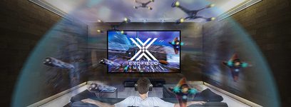 JVC XP-EXT1 åbne hovedtelefoner i sort, med integreret skærm der viser et abstrakt farverigt billede, båret af flere personer