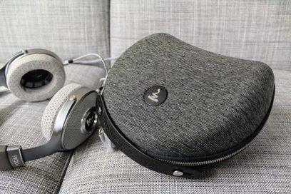 Åben hi-fi hovedtelefon Focal Clear Sølv, trekvartersperspektiv, placeret på lys grå stof, med kabel og jackstik