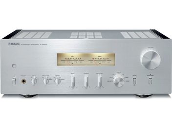 Yamaha A-S2200 gümüş hi-fi stereo amplifikatör, önden görünüm, gümüş ön panel, düğmeler, kollar ve dijital ekran ile