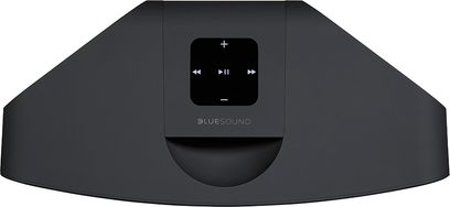 BlueSound PULSE MINI 2i trådløs højttaler i sort, set forfra, med afrundet trapezformet design og central firkantet skærm