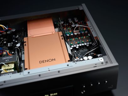 Denon DCD-A110 sort CD-afspiller, indvendigt syn af elektroniske komponenter og printplader, låget åbent