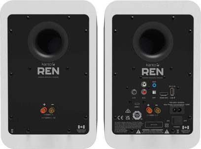Set van twee Kanto REN slimme luidsprekers, matwitte rechthoekige behuizing van stevig materiaal met een zwarte achterzijde voorzien van een ronde poort, aansluitklemmen en audio-ingangen, achteraanzicht