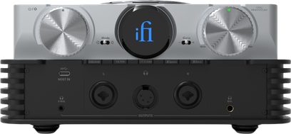 iFi Audio iDSD Phantom hovedtelefonforforstærker, sølvfarvet front med store riflede knapper og sorte hovedtelefonudgange på fronten