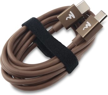 Bruine opgerolde USB-C-kabel met metalen connectoren en wit logo, vastgehouden door een zwarte klittenbandsluiting