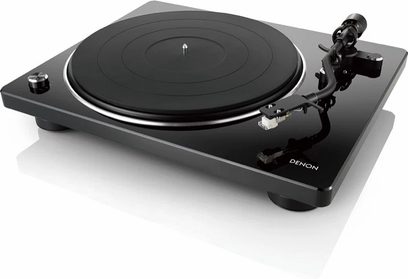 Hi-fi pladespiller Denon DP-400 i sort, set ovenfra i 45° vinkel, rund mat sort pladebakke, blankt sort tonarm