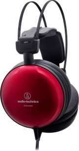 Audio-Technica ATH-A1000Z lukkede over-ear-hørejern med ledning, set fra venstre trekvartsvinkel, runde aluminiumskabinetter i metallisk rød, sorte circum-aurale ørepuder med læderlignende finish, dobbelt tynd sort hovedbøjle med flydende hovedstøtte, kabel udgående fra bunden af kabinettet