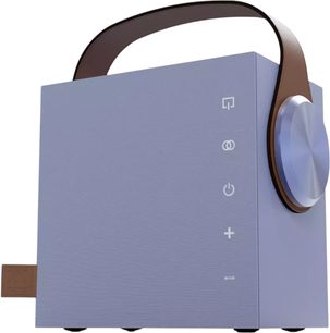 Prenosni bluetooth zvočnik Morel Biggie v svetlo modri barvi iz teksturirane plastike, pogled s treh četrtin spredaj, kockasta oblika z ukrivljenim rjavim ročajem, velika srebrna vrtljiva tipka na desni strani in vrstica belih piktogramov na sprednji strani