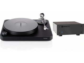 Sort Concept-pladespiller med tonearm og sort Lehmann Audio-forforstærker, set i trekvartperspektiv