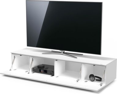 Bílý TV stolek s otevřenými policemi, TV stojanem, zásuvkami, prostorem pro audio-video zařízení a černou TV obrazovkou