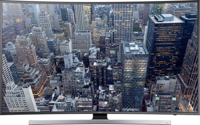 Televisor Samsung UE55JU7500 de 55 pulgadas que muestra una vista aérea de rascacielos en una gran ciudad, vista de frente