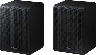 Set aus zwei Samsung SWA-9250S Rücklautsprechern in mattem Schwarz, rechteckiges Gehäuse mit abgerundeten Ecken in gebürsteter Kunststoffausführung und Front mit perforiertem Metallgitter, aus dreiviertel-vorderer Perspektive abgebildet