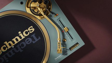 Zelený gramofon Technics SL-1200MK7 se zlatým raménkem a ovládacími prvky, pohled shora