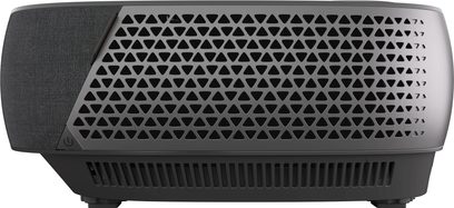Hisense 120L9HA projektor, set forfra, sort ventilationsgitter med trekantmønster, tænd/sluk-knap nederst til venstre