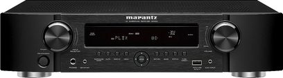Marantz NR1601 sort home-cinema-forstærker set forfra, blåt display, knapper og stik på forsiden, 2 sølvfarvede drejeknapper