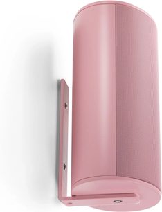 Kompakter Hi-Fi-Lautsprecher Canton Puro 30 in Rosa, zylindrisches Design mit perforiertem Gitter, Seitenansicht auf Wandhalterung