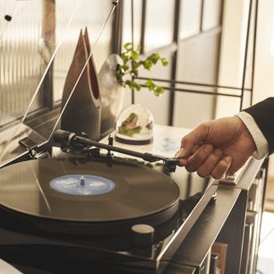 Audio Technica AT-LPW50PB sort pladespiller i sort, nærbillede af tonearm og pladetallerken, hånd der sætter pickuppen på en plade