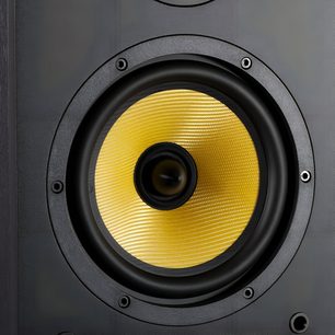 Reproduktor Davis Acoustics Ariane 2 v černé barvě, dřevěná skříň v černém provedení, detailní pohled zepředu na reproduktor s žlutým tkaným kuželem