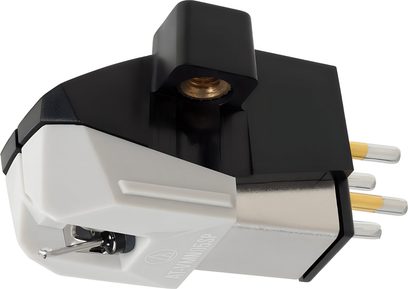 Audio Technica AT-VM95SP siyah pikap iğnesi, 3/4 arka açıdan görünüm, arka kısımda altın kaplama konnektörler
