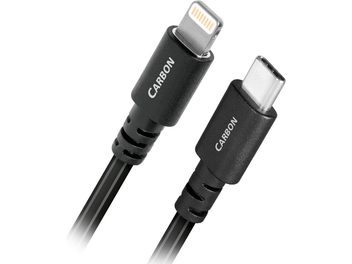 Due connettori USB-C e Lightning neri con corpo grigio scuro metallico, con la scritta "CARBON" in bianco sul lato