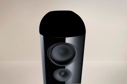 Schwarze, hochglänzende Hi‑Fi‑Standlautsprecherbox in Vorderansicht mit runden Mittel-/Tieftönern und Hochtöner