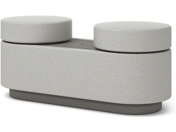 Bezdrátová chytrá reproduktorová soustava Sony HT-AX7, pohled ze tří čtvrtin, obdélníkový tvar s dvěma válcovými výstupky nahoře, šedá textilní úprava