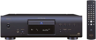 Odtwarzacz CD Denon DCD-1500AE w kolorze czarnym, widok z przodu, niebieski wyświetlacz, posrebrzane przyciski i pokrętło sterujące, w zestawie pilot zdalnego sterowania