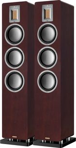 Coppia di diffusori da pavimento AudioVector QR5 SE in noce, cabinet marrone scuro in impiallacciatura di legno montato su base nera, frontale con tre woofer circolari grigio scuro e un tweeter a nastro quadrato con cornice in alluminio, vista di tre quarti anteriore