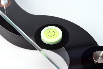 Vibrationsdämpfer Relaxa Tablette 530 schwarzes Glas, Nahaufnahme von oben, grüne zentrierte Blasenwasserwaage