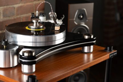 Μαύρο και ασημί audiophile πικάπ βινυλίου με δίσκο, βραχίονα ανάγνωσης και κεφαλή Grado, πάνω σε ξύλινο έπιπλο