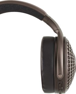 Draadloze hifi-hoofdtelefoon Focal Bathys MG zijaanzicht met gewatteerde hoofdband, leren oorkussens, geperforeerde behuizing en zichtbare knoppen