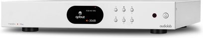 Síťový audio přehrávač Audiolab 7000N Play ve stříbrné barvě s centrálním černým displejem zobrazujícím "qobuz", 6 kulatými tlačítky a 1 vypínačem